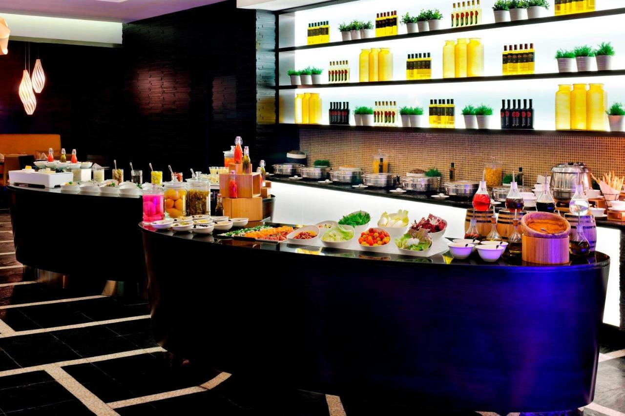Marriott Executive Apartments Al Jaddaf, Dubái Exterior foto A buffet at a hotel