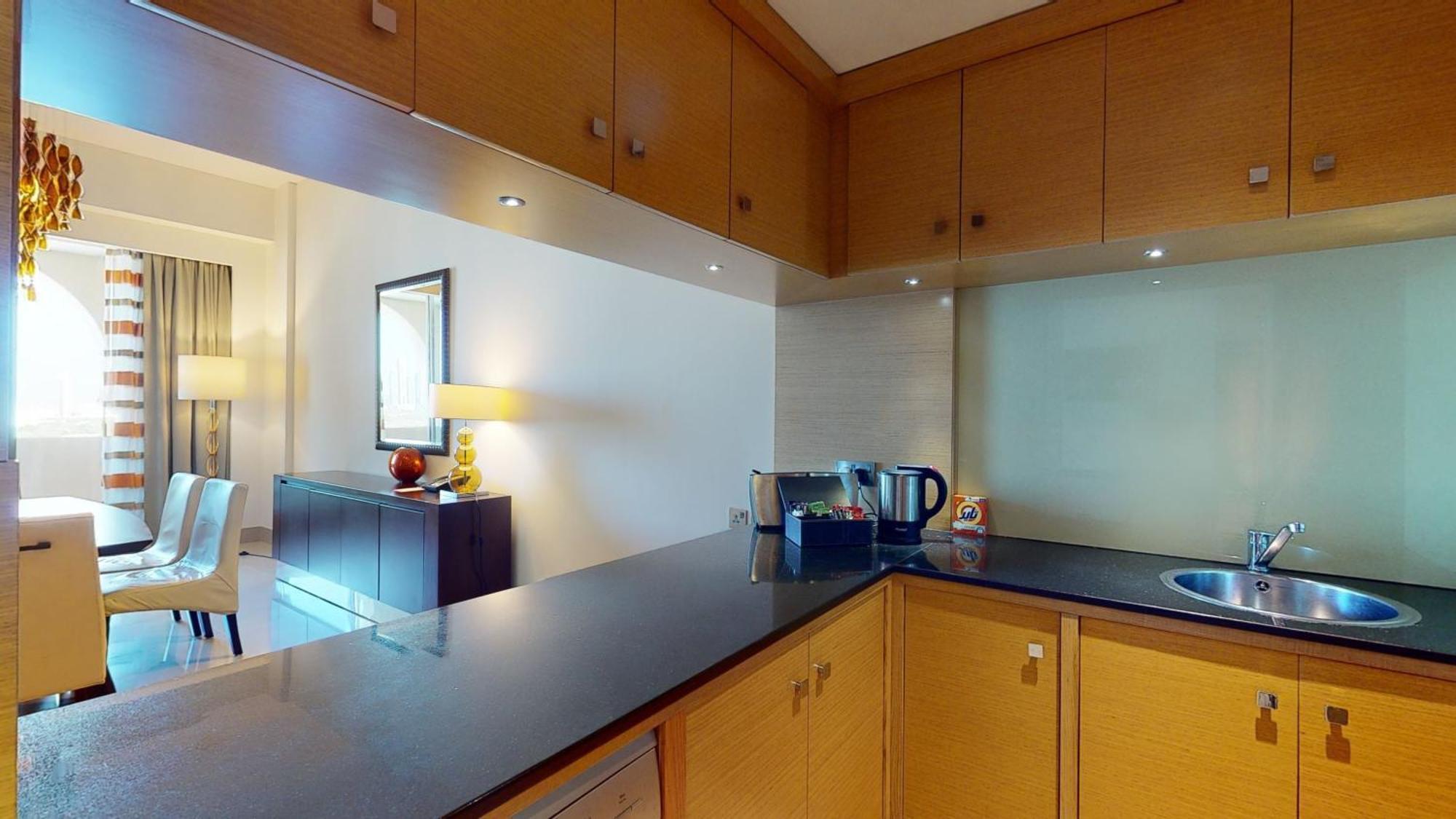 Marriott Executive Apartments Al Jaddaf, Dubái Habitación foto A typical kitchen in a serviced apartment